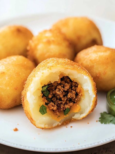 Crispy Colombian papas rellenas stuffed with delicious, sauteed ground beef seasoned with warm spices and Colombian hogao. South American Food, Colombian Desserts, Colombia Food, Colombian Dishes, Ground Beef Seasoning, Stuffed Potatoes, American Snacks, Cilantro Lime Sauce, Idaho Potatoes