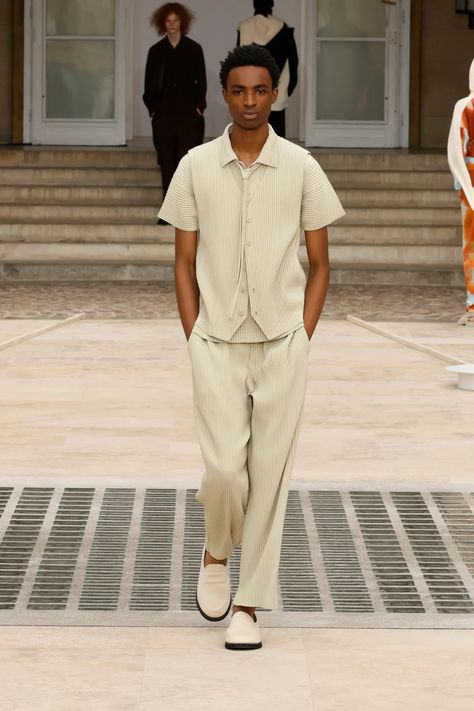 Homme Plissé Issey Miyake Spring 2025 Men's Runway, Fashion Show & Collection Review [PHOTOS] Mens 2025 Fashion Trends, Trend 2025 Fashion, Homme Plisse Issey Miyake, Paris Fashion Week Men, Island Fashion, Spring 2025, Show Collection, 2024 Trends, June 2024