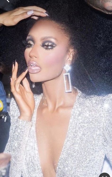 Moda Disco, Look Disco, Disco Makeup, 70s Makeup, Disco Glam, Vintage Black Glamour, Creative Makeup Looks, Studio 54, Editorial Makeup