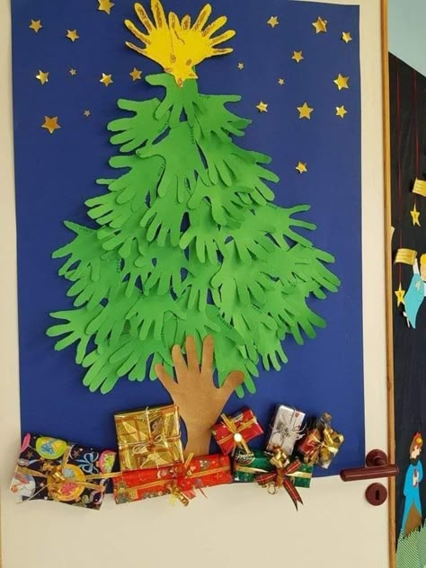 Classroom Christmas Door Decorations, Christmas Class Door, Classroom Christmas Door, 2nd Grade Crafts, English Winter, Door Decorations Classroom Christmas, Handprint Christmas Tree, Christmas Bulletin Boards, Preschool Christmas Activities