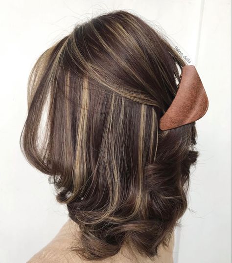 Brown Highlighted Hair Short, Wavy Short Hair With Highlights, Hair Colors Brown, Short Hair With Highlights, Wedding Hair Looks, Chocolate Brown Hair Color Ideas, Short Hair Brown, Sleek Short Hair, Classic Wedding Hair