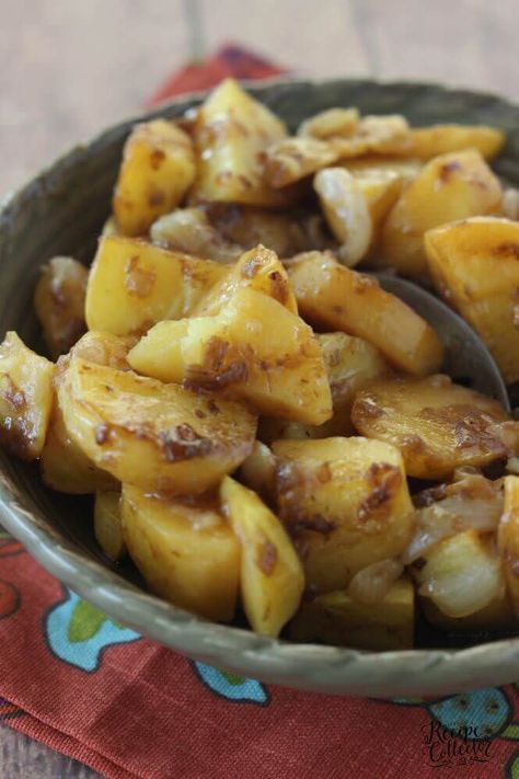 French Onion Oven Potatoes Recipe - A super easy potato side dish roasted in the oven and packed with flavor! Oven Potato Recipes, Oven Potatoes, Potato Side Dishes Easy, Easy Roasted Potatoes, Potato Side Dish, Potatoes In Oven, Soup Appetizers, Potato Sides, Potato Side Dishes