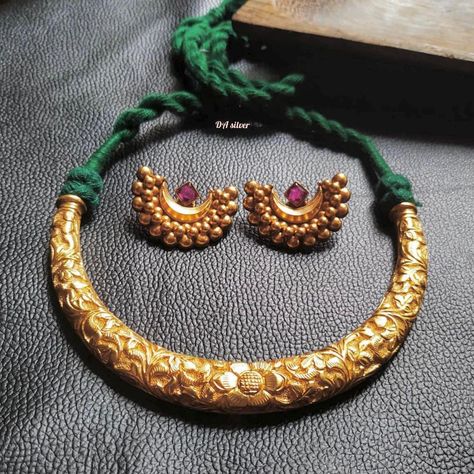 Our Bestseller Chitai Hasli with chaand studs. 925 silver Gold polished Available on preorder now (With customised thread color) SOLD… | Instagram Hasli Gold Design, Gold Hasli Designs, Kumauni Jewellery, Hasli Necklace Gold, Indian Gold Necklace Designs, Unique Gold Jewelry Designs, Gold Bridal Necklace, New Gold Jewellery Designs, Fancy Jewelry Necklace