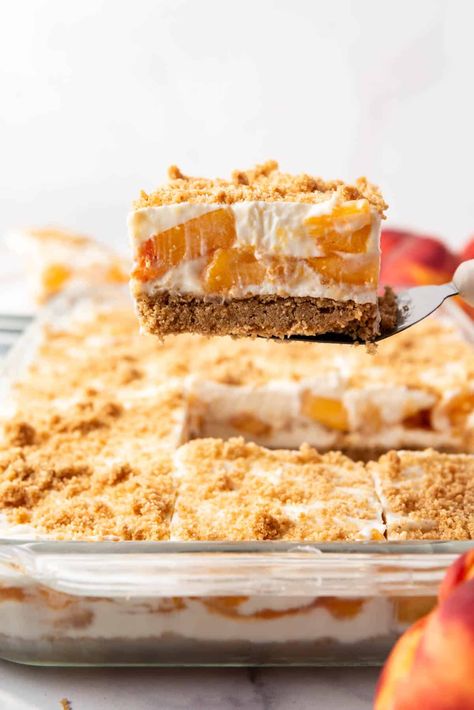 This no-bake Fresh Peach Dessert has a layer of juicy & ripe summer-fresh peaches nestled in a no-bake cheesecake type filling with buttery graham cracker crust on the bottom and even more crumbs sprinkled on top for good measure. It truly takes your peaches and cream dessert to the next level and it's a great make-ahead no-bake dessert to keep you cool! #peaches Fresh Raspberry Desserts, Peach Dessert Recipe, Peaches And Cream Dessert, Christmas Main Dishes, Dessert House, Lemon Blueberry Cheesecake, Peach Dessert, Baked Peach, Peach Desserts