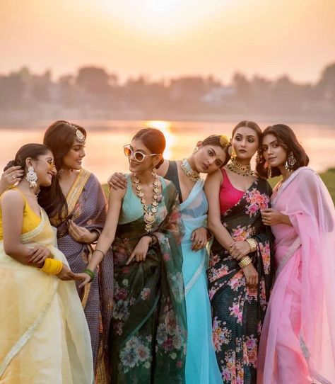 Traditional Group Photoshoot, Onam Photoshoot Ideas With Friends, Traditional Group Poses, Saree Group Poses, Group Saree Poses, Saree Poses With Friends, Sisters Photography Poses, Group Photo Poses, Sisters Photoshoot Poses