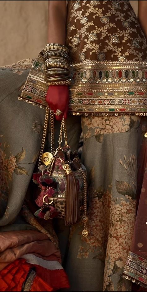 Sabyasachi Mood Board, Sabyasachi Aesthetic, Mehndi Dupatta, Sabyasachi Dresses, Sabyasachi Collection, Sabyasachi Sarees, Vintage India, Saree Blouse Patterns, Desi Clothes