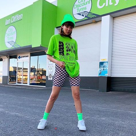 Trap Outfit, Neon Outfit Ideas, Neon Green Outfits, Party Outfit College, Green Yoga, Outfit College, Neon Outfits, Yoga Outfits, Neon Fashion