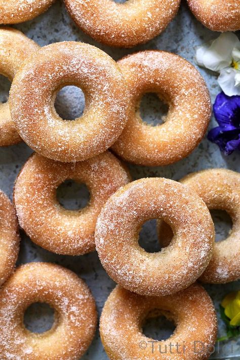 Baked Cinnamon Sugar Doughnuts | cinnamon sugar doughnuts | baked doughnuts | doughnuts recipe Yummy Donuts, Doughnut Pan, Baked Doughnuts, Cinnamon Donuts, Sugar Donut, Baking Cakes, Doughnut Recipe, Delicious Donuts, Baked Donuts