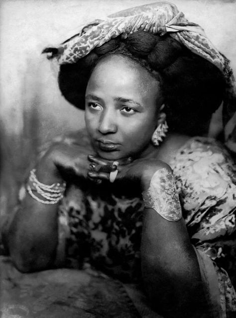 Senegal photos from 1920s show African elegance in pre-Instagram era — Quartz Africa Seydou Keita, African Portrait, Afro Caribbean, Festival Photo, Contemporary African Art, Afro Style, African People, Black And White Film, French Photographers