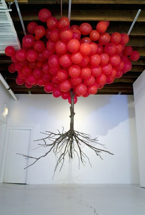 Installationen von Myeongbeom Kim | iGNANT.de Balloon Chandelier, Balloon Tree, Diy Garden Fence, Different Kinds Of Art, Balloon Installation, Free To Use Images, Red Balloon, Contemporary Sculpture, Foto Art