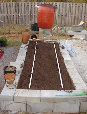 DIY drip irrigation system w/a rain barrel (papercreteparadise.blogspot.com) Been thinking of getting something like this but if I can make one I shall try it out woohoo! Sprinkler System Diy, System Thinking, Irrigation System Diy, Irrigation Diy, Drip Irrigation Diy, Garden Watering System, Taman Air, Diy Garden Bed, Water Irrigation