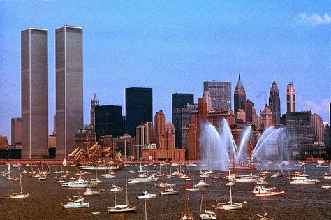 26 Photographs of the America's 1976 Bicentennial Celebration Nyc Icons, World Trade Center Nyc, Essex Street, The Twin Towers, Nyc Photos, New York Harbor, Vintage Nyc, New York Pictures, New York Vintage