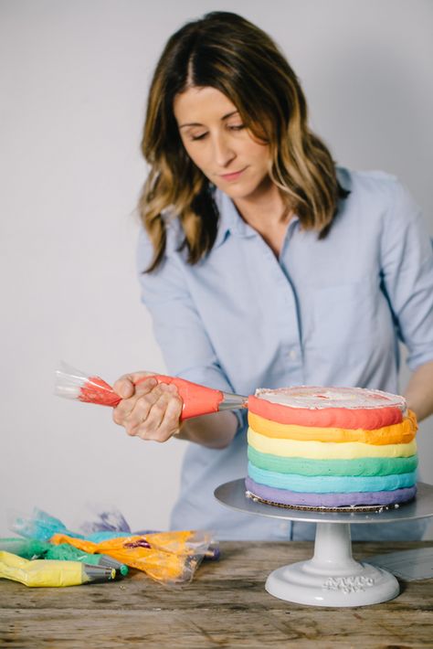 DIY Rainbow Surprise Cake | fun birthday cake ideas | rainbow cake recipes | surprise cake recipe | DIY cakes | homemade birthday cakes | how to make a rainbow cake | cake tutorials || JennyCookies.com #stpatricksday #cakerecipes #funcakes #rainbowcake #jennycookies Cake Ideas Rainbow, Fun Birthday Cake Ideas, Rainbow Icing, Rainbow Cake Recipe, Diy Cakes, Gold Treasure, Jenny Cookies, Blue Icing, Surprise Cake