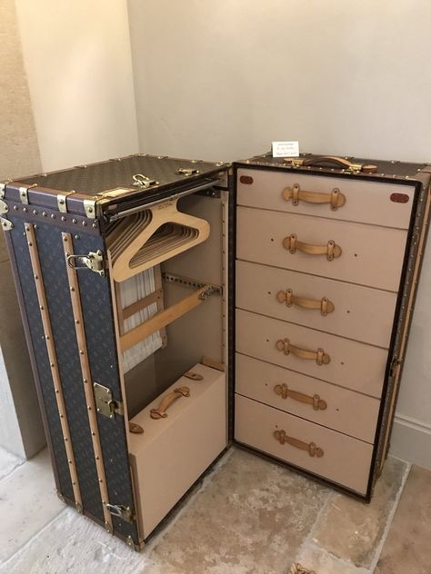 Travel Trunk Ideas, Vintage Suitcase Aesthetic, Huge Suitcase, Suit Cases Travel, Harry Potter Suitcase, Leather Luggage Set, Suitcase Aesthetic, Luxury Luggage Sets, Luxury Suitcase