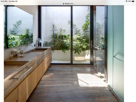 Bathroom Courtyard, White Concrete House, Garden Escape, Indoor Outdoor Bathroom, Concrete Houses, Natural Bathroom, Japanese Interiors, Internal Courtyard, Gorgeous Bathroom