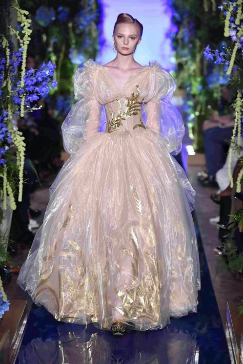 Guo Pei, Couture Looks, Fantasy Dresses, Blog Ideas, Fantasy Gowns, Fairytale Dress, Fantasy Dress, Looks Chic, Looks Vintage