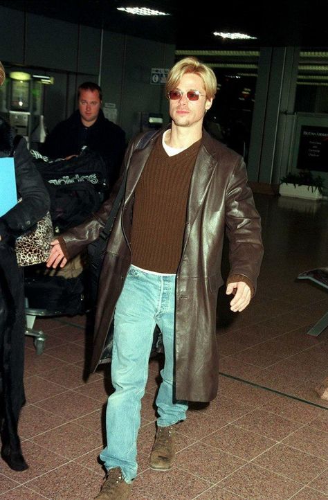 90’s Airport Style, Brad Pitt Street Style 90s, Brad Pitt 90s Outfits, 1990s British Fashion, 2003 Fashion Men, 90s Berlin Fashion, 90s Male Style, 90s Formal Fashion Men, 90s Brad Pitt Fashion