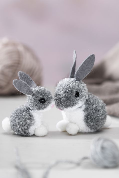 Bunny love! Make the cutest bunnies for Easter out of pom poms! The rabbits are easy to make and will be a cuddly addition to your Easter basket. Learn how to make a pom pom bunny and find more Easter DIY ideas on our website. #DIY #panduro #easter #påsk #påskris #påske #påskeris #kanin #påskhare #påskehare #pompom #pompon #pompong Pom Pom Easter, Pom Pom Bunny, Cutest Bunnies, Pom Pom Bunnies, Pom Pom Animals, Diy Pom Pom, How To Make A Pom Pom, Diy Yarn Crafts, Easter Bunny Crafts