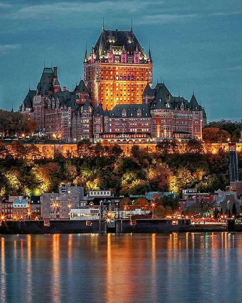 Québec city est la capitale du canada Chateau Frontenac Quebec, Chateau Frontenac, Quebec City Canada, Canada Photography, Travel Canada, Montreal Quebec, Travel Places, Quebec City, Quebec Canada