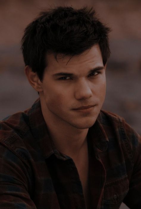 Wolf Twilight, Jacob Wolf, Taylor Lautner Shirtless, Taylor Jacobs, Jacob Black Twilight, Wolf Aesthetic, Twilight Jacob, Crush Movie, Twilight Wolf