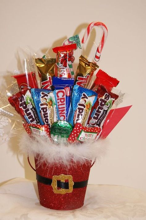 Diy Christmas Baskets, Diy Christmas Candy, Candy Arrangements, Candy Gift Baskets, Christmas Candy Gifts, Candy Bouquet Diy, Easy Diy Christmas Gifts, Christmas Bouquet, Christmas Gift Basket Ideas