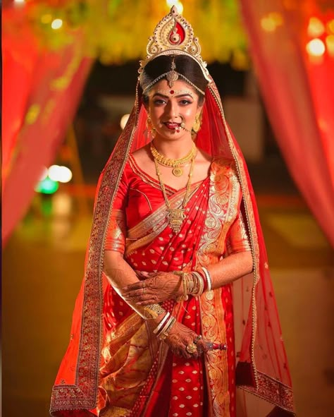 Bengali Wedding Bride Single Pose, Bride Single Poses Indian, Bengali Wedding Poses, Bride Single Poses, Bengali Bride And Groom, Bengali Wedding Photography, Bengali Bride Reception Look, Bride Photoshoot Poses, Bridal Chunni