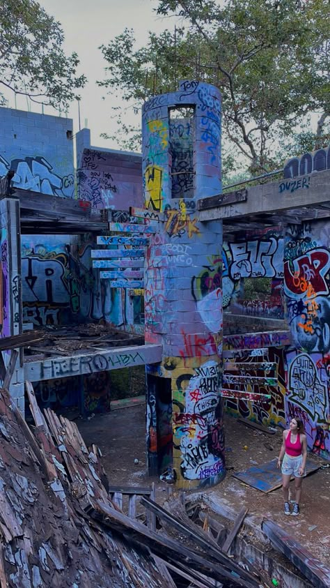 Graffiti Places, Abandoned Places Aesthetic Friends, Abandoned Places Wallpaper Desktop, Abandoned Places With Graffiti, Graffiti Photography, Graffiti Abandoned Building, Graffiti Tagging, Urban Nature, Abandoned House