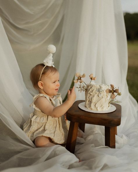 Happy first birthday to our Amelia 🥹💕 I’m so grateful every single day to be your mommy First Birthday Cake Photoshoot, First Birthday Indoor Photoshoot, Flower First Birthday Photoshoot, Mommy And Me First Birthday Photo Shoot, Babys First Birthday Photoshoot, Mom First Birthday Outfit, Girl First Birthday Photoshooting Ideas, First Birthday Shoot Girl, At Home First Birthday Pictures