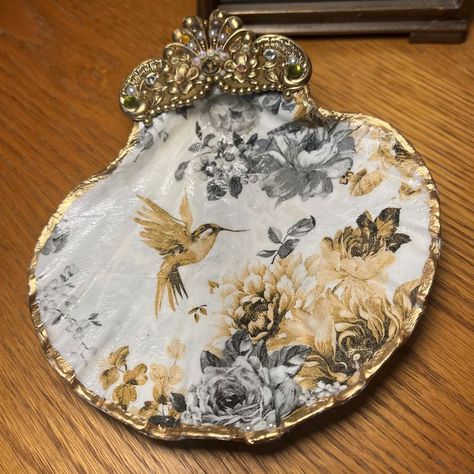 Shell Animals, Liquid Gold Leaf, Shell Ring Dish, Decoupage Diy, Sea Shell Decor, Shell Ornaments, Shell Decor, Shell Ring, Oyster Shells