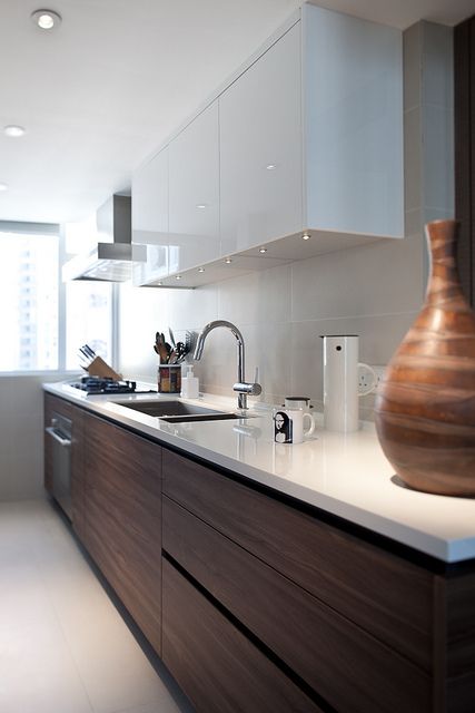 Love the clean lines and colors! Even though it looks like the space might be narrow, the light still flows from the end and makes it feel bigger. Walnut Desk, Floor Designs, Desk Layout, Kabinet Dapur, Classic Kitchen, Galley Kitchen, Room Desk, Modern Floor, Interior Floor