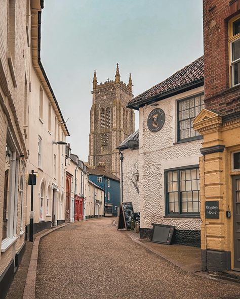 ‘The Gem of the Norfolk Coast��’ is what the ancient fishing town of Cromer is known as. Set high up on windswept cliffs with narrow, passageways that wind down to the beach, old inns, an esplanade, a pier built in 1901 and famous for its crab 🦀 . , #fishingvillage #cromer #norfolk #visitengland fishing village #visitbritain #fortheloveoflanes #englishtown #iamatraveller north Norfolk #hiddengems Norfolk Aesthetic, North Norfolk, Norfolk Uk, Settle Norfolk, Hunstanton Norfolk, Cromer Norfolk, The Woman In Black, Norfolk Coast, Summer Picture Poses