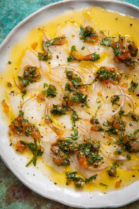 Fancy Seafood Recipes, Caprese Fish, Carpaccio Sauce, Fish Dishes Fine Dining, Carpaccio Plating, Summer Fish Recipes, Fish Tapas, Fish Starter, Fish Starters