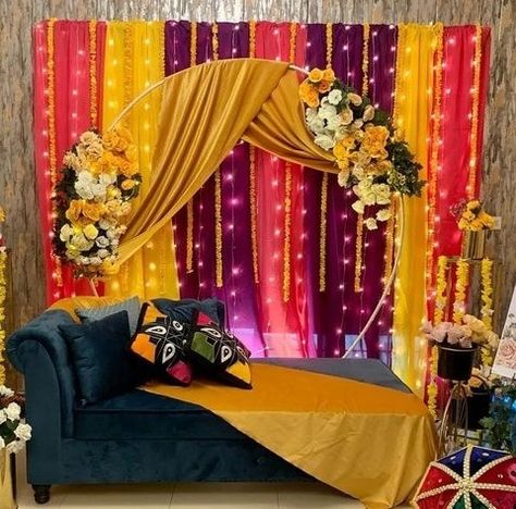 Ganpati Ring Decoration, Dholki Decor Home, Haldi Function Decoration, Mehandi Decorations, Mehndi Stage Decor, Dholki Decor, Haldi Ideas, Mehndi Decoration Ideas, Mehndi Decorations