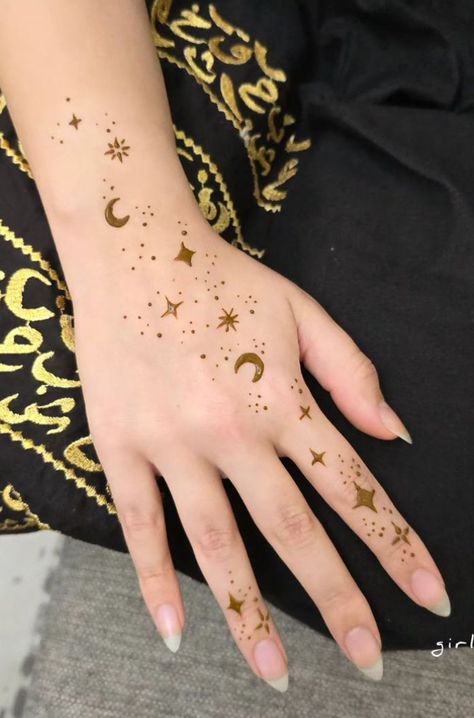 Ramadan Mehndi Designs, Henna Designs Aesthetic, Do It Yourself Tattoo, Aesthetic Mehandi, Ramadan Mehndi, Simple Henna Designs Hand, Small Henna Designs, Cute Henna Designs, Cute Henna Tattoos