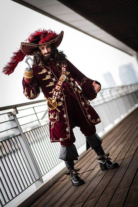 Captain James Hook from Peter Pan (2003) Cosplayer: Muralu Peter Pan And Captain Hook, Pirate Captain Costume, Steampunk Pirate Costume, Disney Cosplay Ideas, Hook Costume, Peter Pan Jr, Captain Hook Costume, Disney Villain Party, Peter Pan 2003