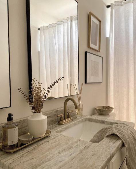 Minimal Bathroom Decor Apartment, Bathroom Vanity Set Up Ideas, Rectangle Bathroom Tray Decor, Restroom Decor Ideas Modern, How To Decorate A Bathroom, Modern Bathroom Styling, Master Bathrooms Decorations, Trendy Bathroom Decor, Bathroom Tray Decor