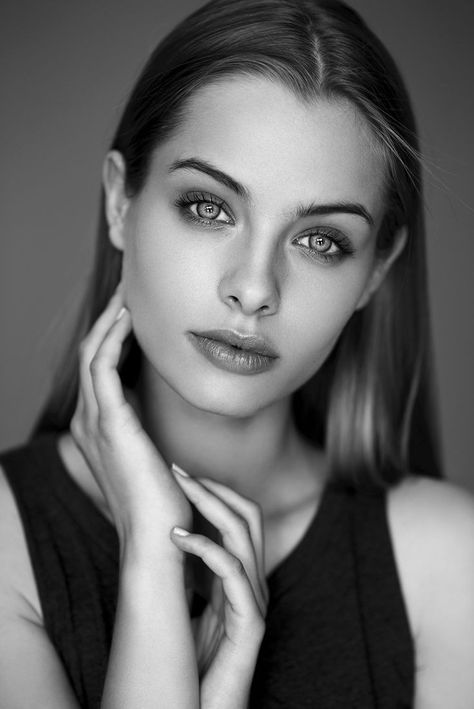 Monochrome Studio Photography, Female Modeling Poses, Female Headshots, Female Portrait Poses, Mujeres Tattoo, Portret Feminin, Headshots Women, Studio Portrait Photography, Affinity Photo