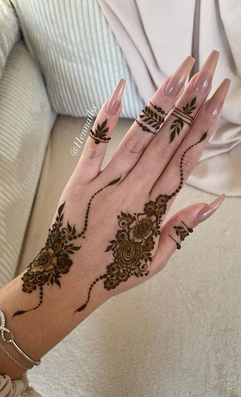 Cute Henna Designs, Henna Style Tattoos, Henna Inspo, Henna Designs Wrist, Arabic Henna Designs, Henna Inspired Tattoos, Tato Henna, Finger Henna Designs, Eid Mehndi Designs