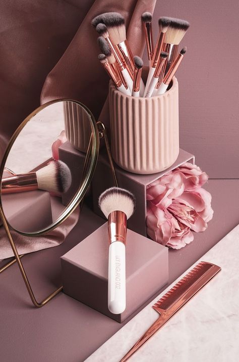 Make Up Astethic, Glam Aesthetic Makeup, Dior Makeup Aesthetic, Gold Makeup Brushes, Rose Gold Makeup Brushes, Makeup Wallpaper, Boho Makeup, Essential Makeup Brushes, Funky Makeup