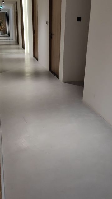 Micro Cement Floor Living Room, Micro Concrete Flooring, Concrete Floor Aesthetic, Concrete Look Lvt Flooring, Polished Concrete Flooring Texture, Concrete Glossy Floor, Micro Concrete, Concrete Flooring, Plastic Trim