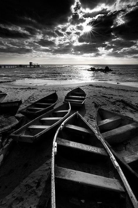 The Art Of Black And White Photography #LandscapeBlackAndWhite Message Man, Row Boats, Black And White Landscape, Foto Tips, Ansel Adams, Black And White Aesthetic, Black N White Images, White Picture, Jolie Photo