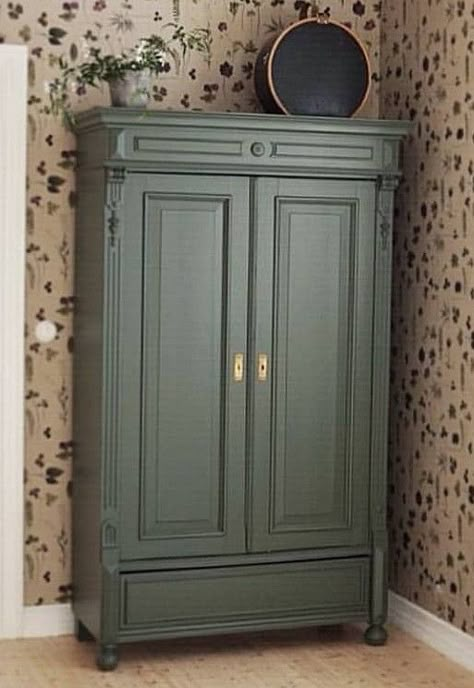 Green Armoire, Armoire Makeover, Painting Old Furniture, Painted Armoire, Vintage Cupboard, Casa Country, Diy Furniture Renovation, Vintage Room, Furniture Renovation