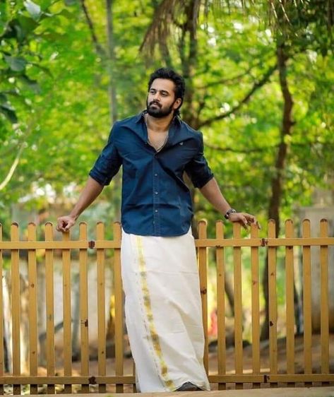 Mundu Kerala Men Poses, Pancha Outfits Men, Onam Poses For Men, Kurtha Mundu Kerala Style For Men, Lungi Mens Indian Wedding, Veshti Sattai Men Outfit, Onam Photoshoot Ideas Men, Tamil Traditional Dress For Men, Onam Outfit For Men