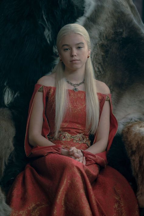 Game Of Thrones Outfits, George Rr Martin, Dragon Costume, Rhaenyra Targaryen, Game Of Thrones Art, House Targaryen, House Of The Dragon, Game Of Thrones Houses, Fantasias Halloween