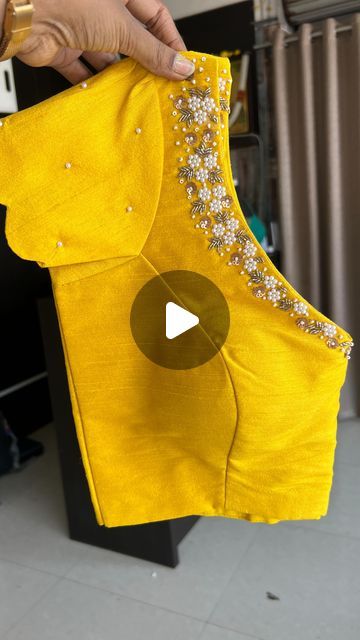 Handcrafted Sarees by Shobana Nithin on Instagram: "Comment “Link” to get direct link 🔗 of the Product..!

Yellow floral silk saree with silk yellow handmade blouse ..! 

www.threadslabel.com
Whatsapp 9380266067

#reelsinstagram #reels #saree #sareelove #sareefashion #hyderabad #chennai #bangalore #sareestyle #designersarees #sareesusa #sareesuk #sareestyling101 #sales #samyakk #trending #celebrity #celebritystyle #celebritysareesonline #sarees #organzasaree #organza #blackblouse #velvetblouse

Sarees, sareesworld,Designersaree, sareesusa,sareesuk,wedding," Floral Silk Saree, Organza Sarees Floral, Yellow Organza Saree, Yellow Silk Saree, Handmade Blouse, Blouse Works, Saree Floral, Simple Blouse Designs, Yellow Saree