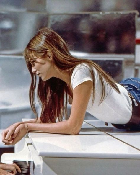 Jane Birkin Side Profile, Jane Birkin Summer, Jane Berkin, Jane Birkin Hair, Jane Birken, Jane Birkin Style, French Icons, Parisian Summer, Old Beauty