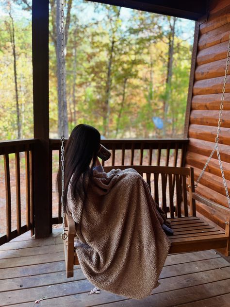 Cute Autumn Aesthetic, Woodsy Aesthetic, Country Girl Aesthetic, Chalet Girl, Cabin Weekend, Old Cabin, Cabin Trip, Cabin Aesthetic, Fall Girl