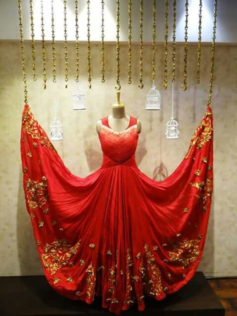 window display for each day of navratri♡♥ Clothing Boutique Decor, Bridal Shop Decor, Clothing Boutique Interior, Boutique Window Displays, Bridal Boutique Interior, Fashion Window Display, Clothing Store Displays, Retail Store Interior Design, Clothing Store Interior