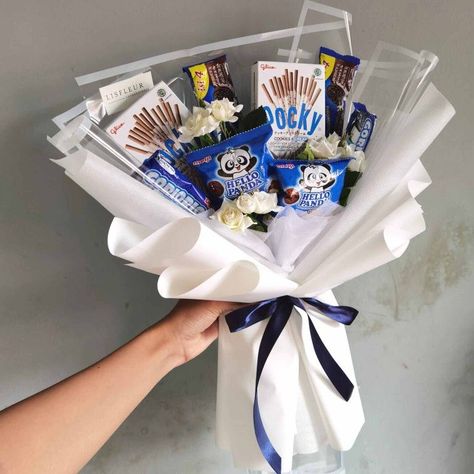 Bucket Snack Ideas, Bucket Snack Graduation, Snack Bucket Ideas, Buket Jajan Aesthetic, Bouquet Snack Aesthetic, Food Boquets, Buket Snack Aesthetic, Snack Bouquet Diy, Snack Bouquet Ideas