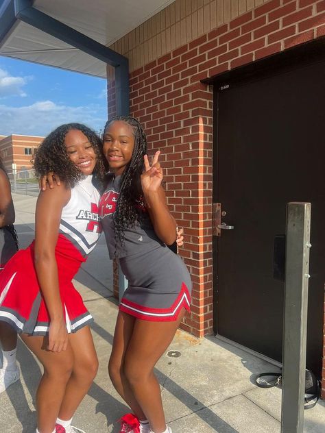 Basketball Cheerleaders, Majorette Dance Uniforms, Cheer Flexibility, Cheer Goals, Cheerleading Videos, Cheer Dance Routines, Basketball Cheer, Track Outfits, Black Cheerleaders